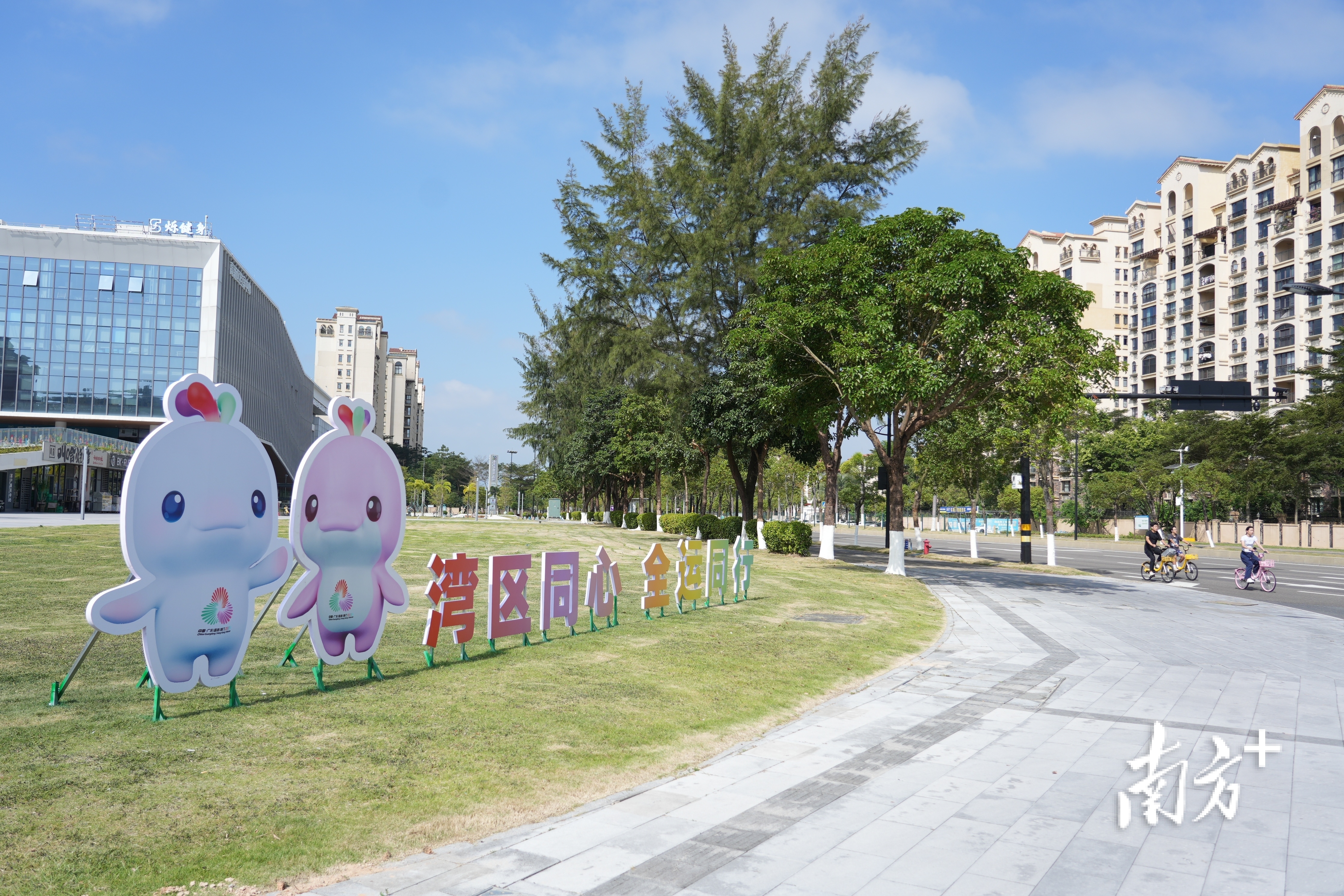 游客在情侣路骑行。 