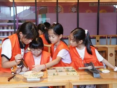 新兴擦亮“省儿童友好示范县”名片，绘就儿童优先新图景