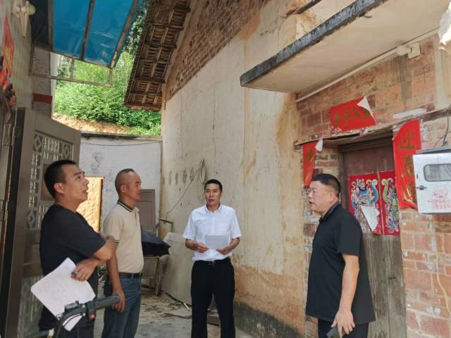 施工期内，工作队紧盯工程进度，让莫伯能够尽快住进新房。受访者供图