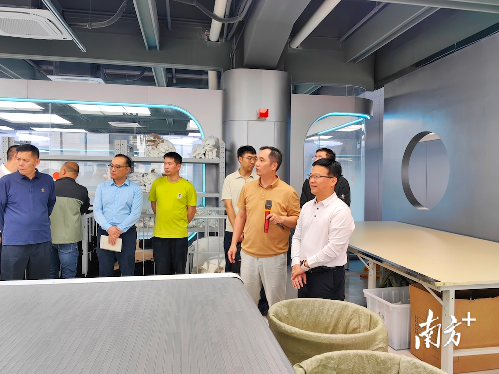 调研组现场考察火地晋服饰公司。 卢浩能 摄 调研组现场考察火地晋服饰公司。 卢浩能 摄