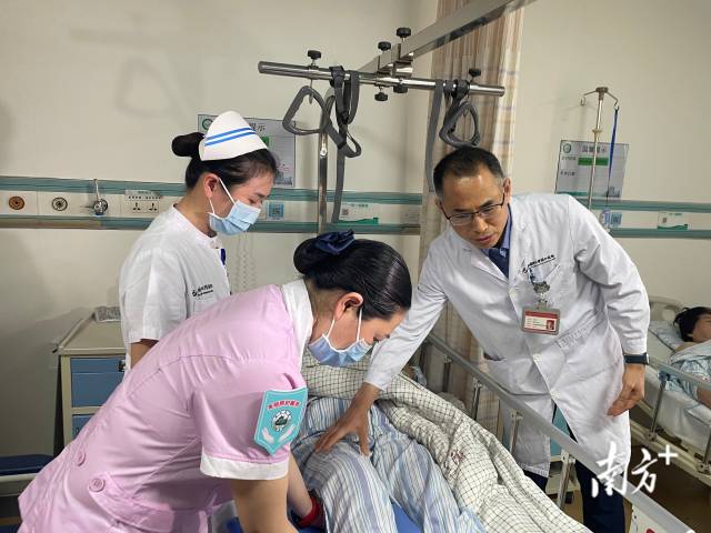  在广东一家医院的免陪病房，医护人员为患者进行检查。