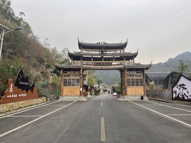 在粤黔协作推动下，今天的坝盘村基础设施完善，处处充满布依元素。