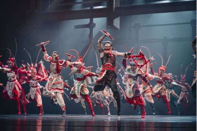 英歌舞作为潮汕地区独具特色的一种传统民间舞蹈，融合了武术、戏剧等多种元素。