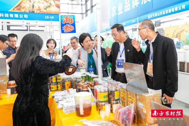 与会嘉宾品尝化橘红饮品。