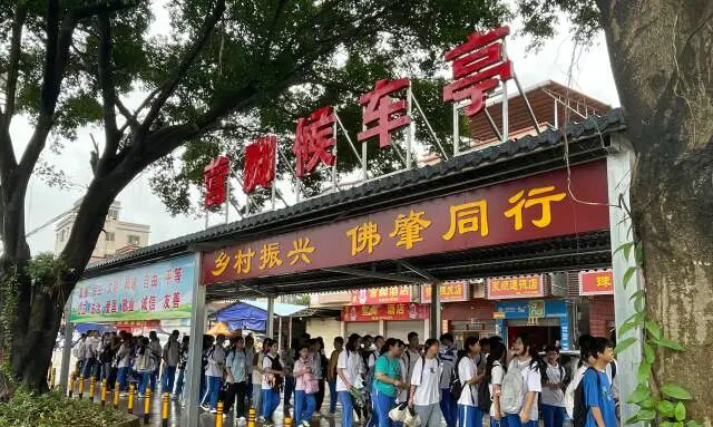 新建成的候车亭下，学生排队等待公车。受访者供图