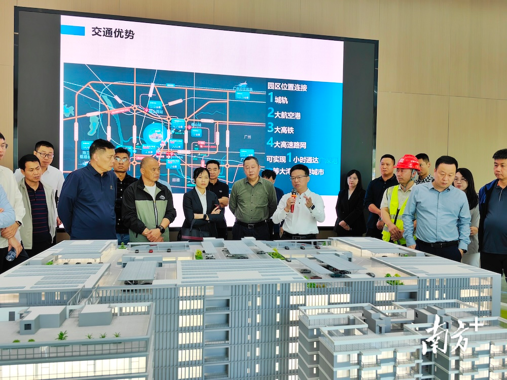 调研组走进佛燃新能源产业园。 卢浩能 摄 调研组走进佛燃新能源产业园。 卢浩能 摄