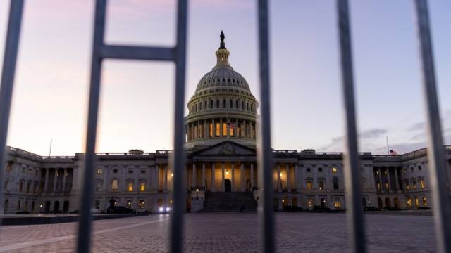 美政府“停摆”时长破纪录，谁来为这场权力的游戏买单？｜热聊冷观