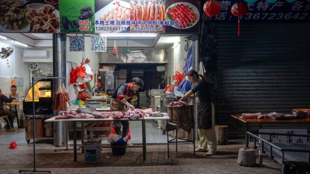 谢国宝和妻子每天5点半准时开店。  
