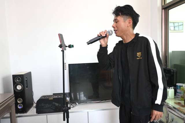 在家中独自练歌。  