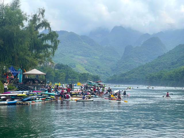 通过举办公开赛，更多桨板爱好者选择到坝盘村体验水上运动的魅力。