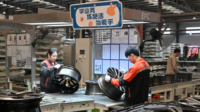 广西百矿新材料技术有限公司员工在生产线上作业。黄铖 摄