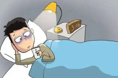 熬夜刷手机=肠道摆烂?便便已读不回警告!