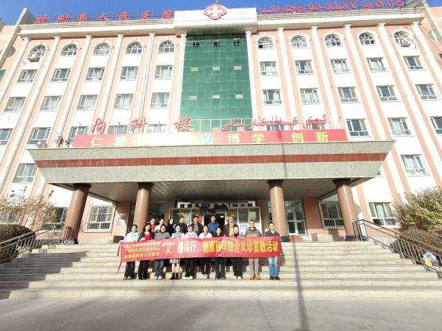 广州专家与疏附艾防人员合影。 