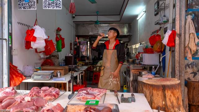 早市难得的闲暇，谢国宝打开音响随性唱歌。  