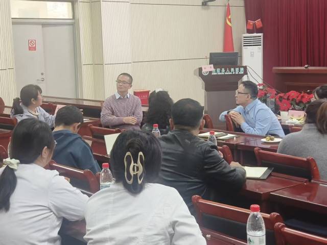 专家授课与讨论现场。  