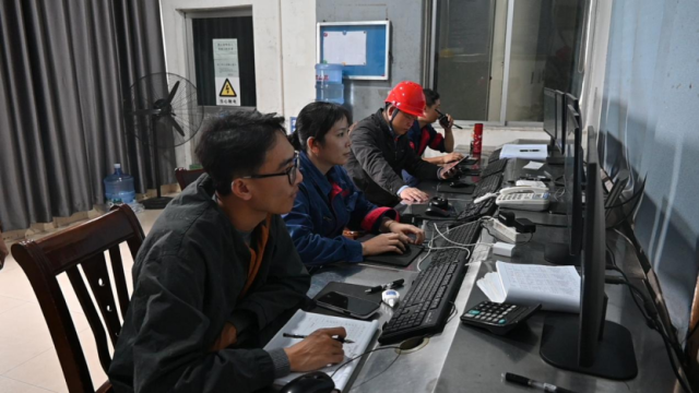 南华纸业有限公司工作人员在控制室操作。黄铖 摄
