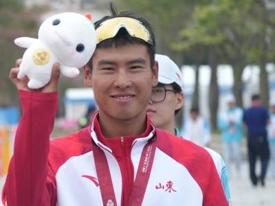 “赛道跑起来非常爽！”苗城硕十五运会公路自行车赛夺金