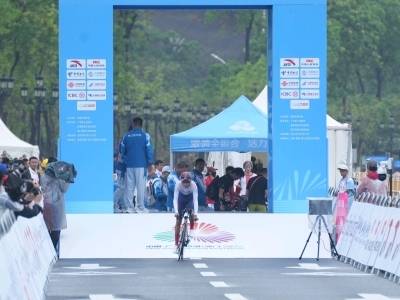 速度与激情，十五运会自行车公路赛开赛