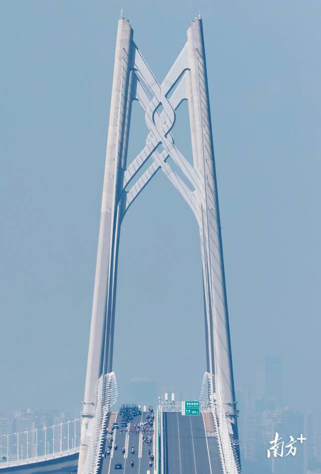 10时09分,公路自行车赛的选手们经过港珠澳大桥“中国结”。 10时09分,公路自行车赛的选手们经过港珠澳大桥“中国结”。