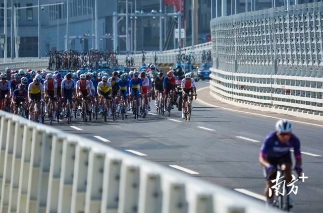 9时37分,公路自行车的选手们离开澳门氹仔岛。 9时37分,公路自行车的选手们离开澳门氹仔岛。