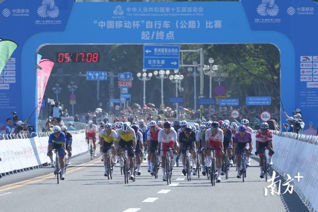 14时17分左右,山东队刘志城率先撞线,抵达终点。 14时17分左右,山东队刘志城率先撞线,抵达终点。