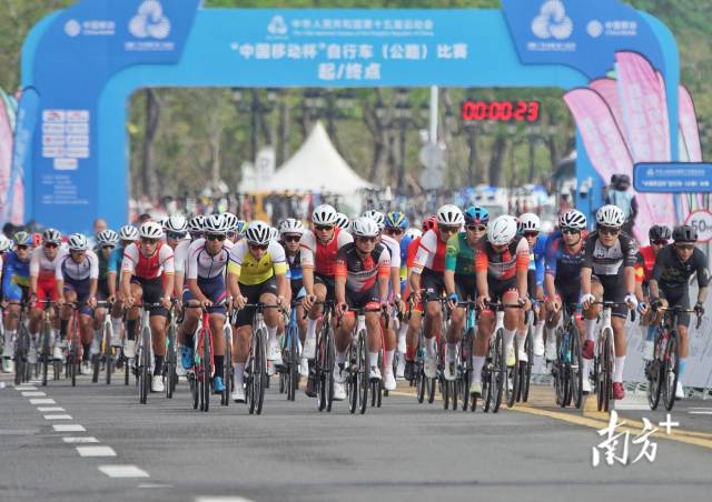 11月8日9时,第十五届全国运动会公路自行车男子个人赛开始。 11月8日9时,第十五届全国运动会公路自行车男子个人赛开始。