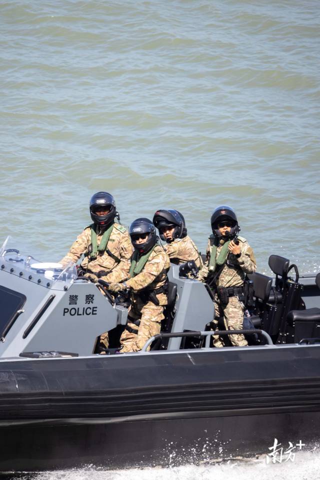 香港警察在港珠澳大桥附近海域巡逻保驾护航。 香港警察在港珠澳大桥附近海域巡逻保驾护航。
