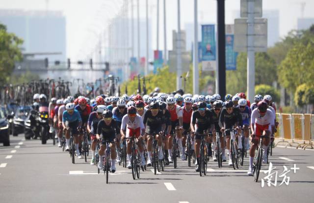 14时02分,选手们完成横琴赛段所有路程,离开横琴。 14时02分,选手们完成横琴赛段所有路程,离开横琴。