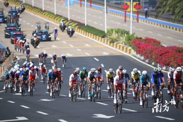 13时10分,自行车公路赛的选手们通过横琴大桥进入横琴粤澳深度合作区。 13时10分,自行车公路赛的选手们通过横琴大桥进入横琴粤澳深度合作区。