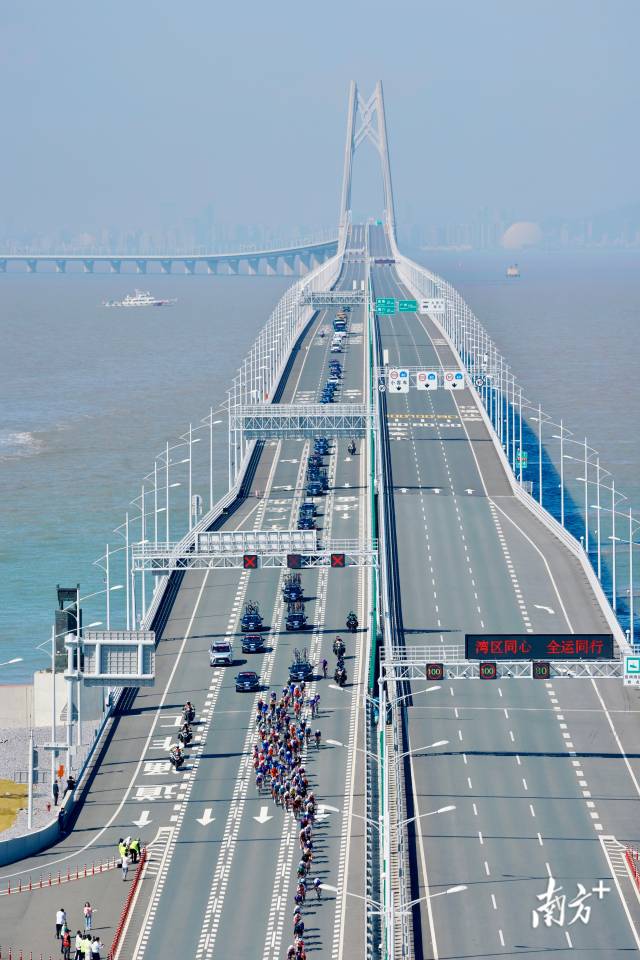 10时24分,选手们来到港珠澳大桥白海豚人工岛。 10时24分,选手们来到港珠澳大桥白海豚人工岛。