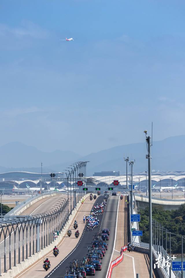 10时40分,选手们穿过港珠澳大桥蓝海豚岛,进入香港段,向着香港国际机场方向破风前行。 10时40分,选手们穿过港珠澳大桥蓝海豚岛,进入香港段,向着香港国际机场方向破风前行。