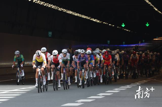 12时02分,大部队穿过港珠澳大桥海底隧道。 12时02分,大部队穿过港珠澳大桥海底隧道。