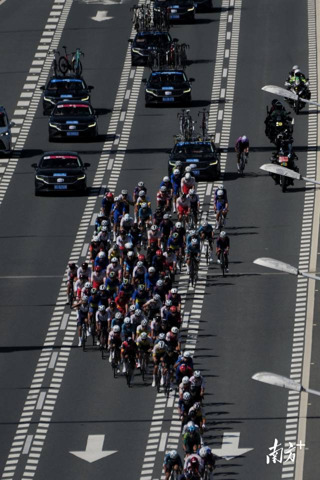 10时24分,选手大集团准备通过白海豚岛去往香港。 10时24分,选手大集团准备通过白海豚岛去往香港。