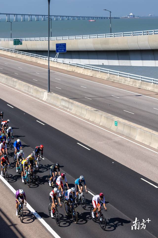 10时40分,选手们穿过港珠澳大桥蓝海豚岛,进入香港段,向着香港国际机场方向破风前行。 10时40分,选手们穿过港珠澳大桥蓝海豚岛,进入香港段,向着香港国际机场方向破风前行。