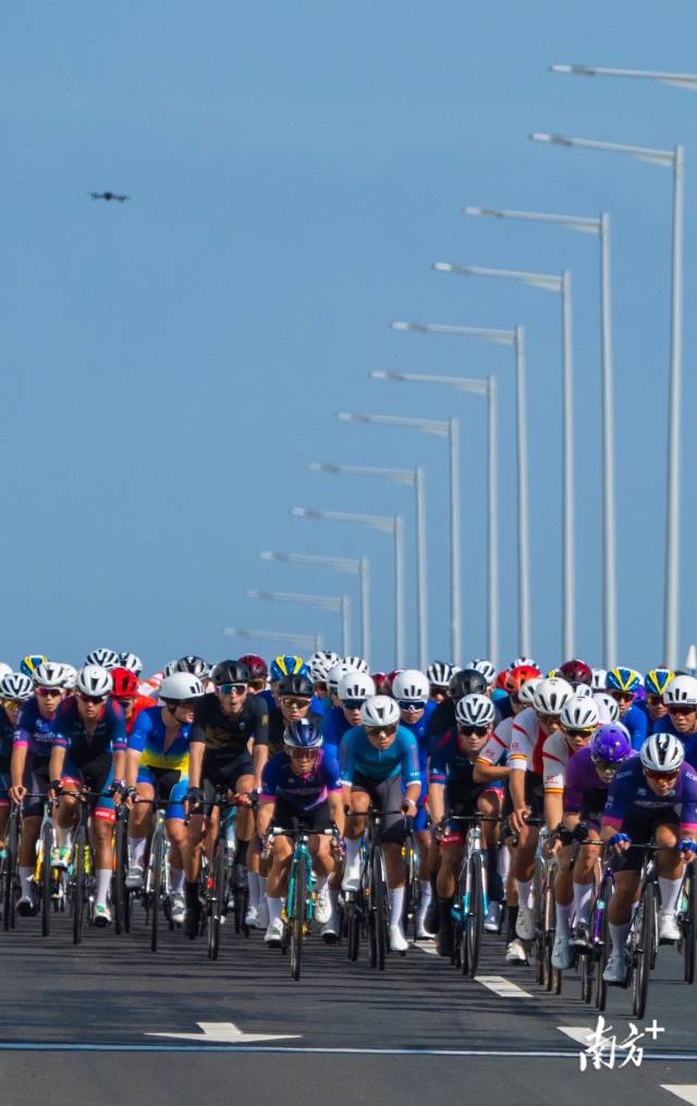 9时37分,公路自行车的选手们经过澳门大桥。 9时37分,公路自行车的选手们经过澳门大桥。