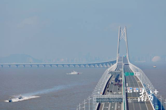 10时20分,伶仃洋水域,多艘执法船保障公路自行车赛的顺利进行。 10时20分,伶仃洋水域,多艘执法船保障公路自行车赛的顺利进行。