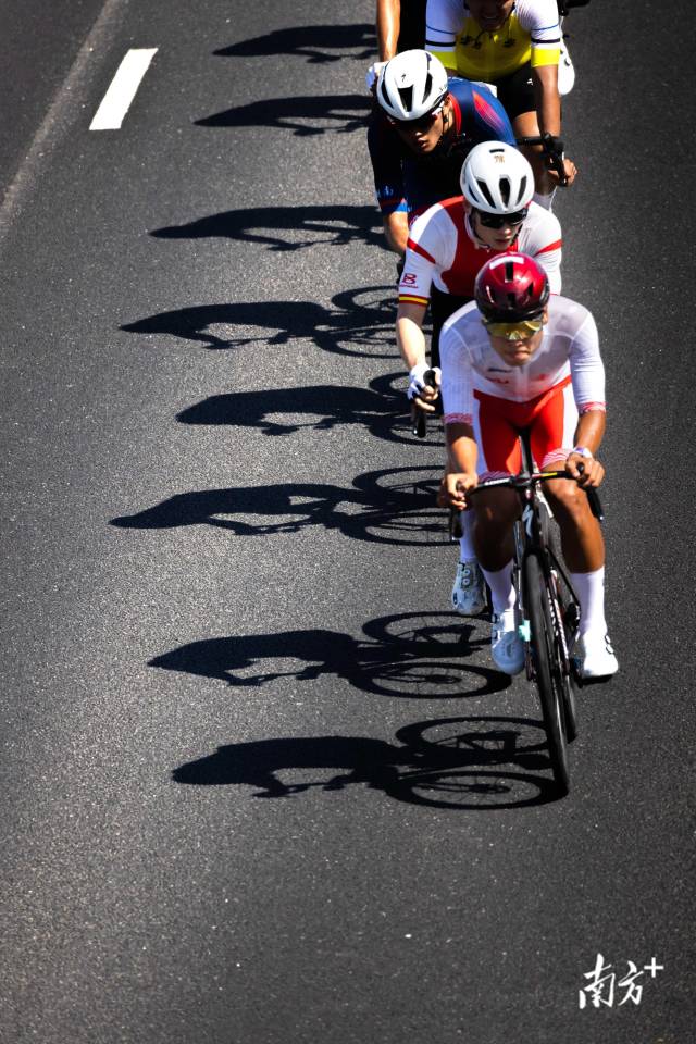 11时47分,领先的3名选手率先通过港珠澳大桥的香港䃟石湾段。 11时47分,领先的3名选手率先通过港珠澳大桥的香港䃟石湾段。