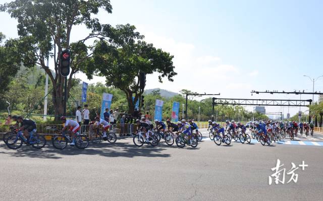 13时36分,选手们仅仅用了16分钟,就完成了横琴赛段的其中一圈路程。选手们以漂亮的压弯通过环岛东路的一处弯道。 13时36分,选手们仅仅用了16分钟,就完成了横琴赛段的其中一圈路程。选手们以漂亮的压弯通过环岛东路的一处弯道。