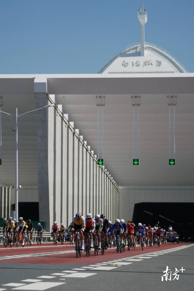 12时03分,选手大集团从香港返回白海豚岛去往横琴方向。 12时03分,选手大集团从香港返回白海豚岛去往横琴方向。