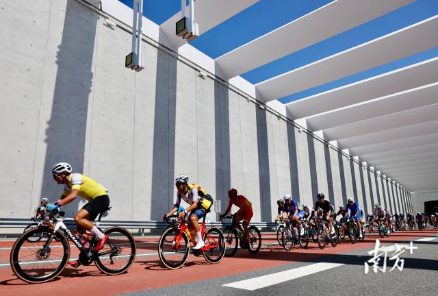 12时03分,大部队返程抵达港珠澳大桥白海豚人工岛。 12时03分,大部队返程抵达港珠澳大桥白海豚人工岛。