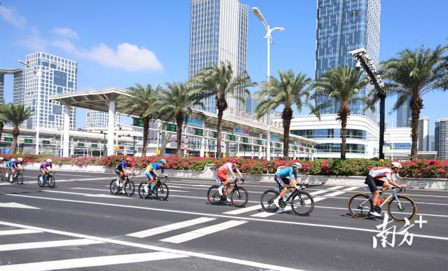 13时10分,选手们快速通过横琴大桥下坡路。 13时10分,选手们快速通过横琴大桥下坡路。