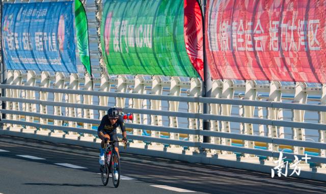 9时29分,黑龙江选手率先驶过澳门大桥。 9时29分,黑龙江选手率先驶过澳门大桥。