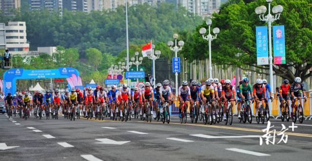 8日9时,选手们从珠海市博物馆前起点出发。 8日9时,选手们从珠海市博物馆前起点出发。