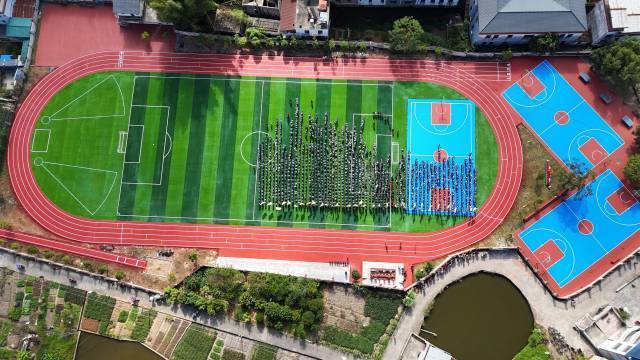 梅州兴宁的黄陂长隆足球场  