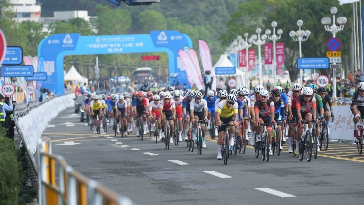 图集｜出发！全运会首个跨境自行车赛开赛