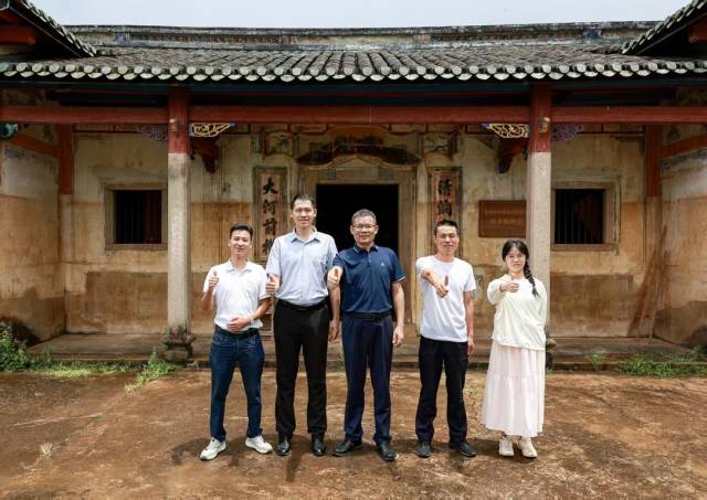 工作队在同怀别墅前合影。受访者供图