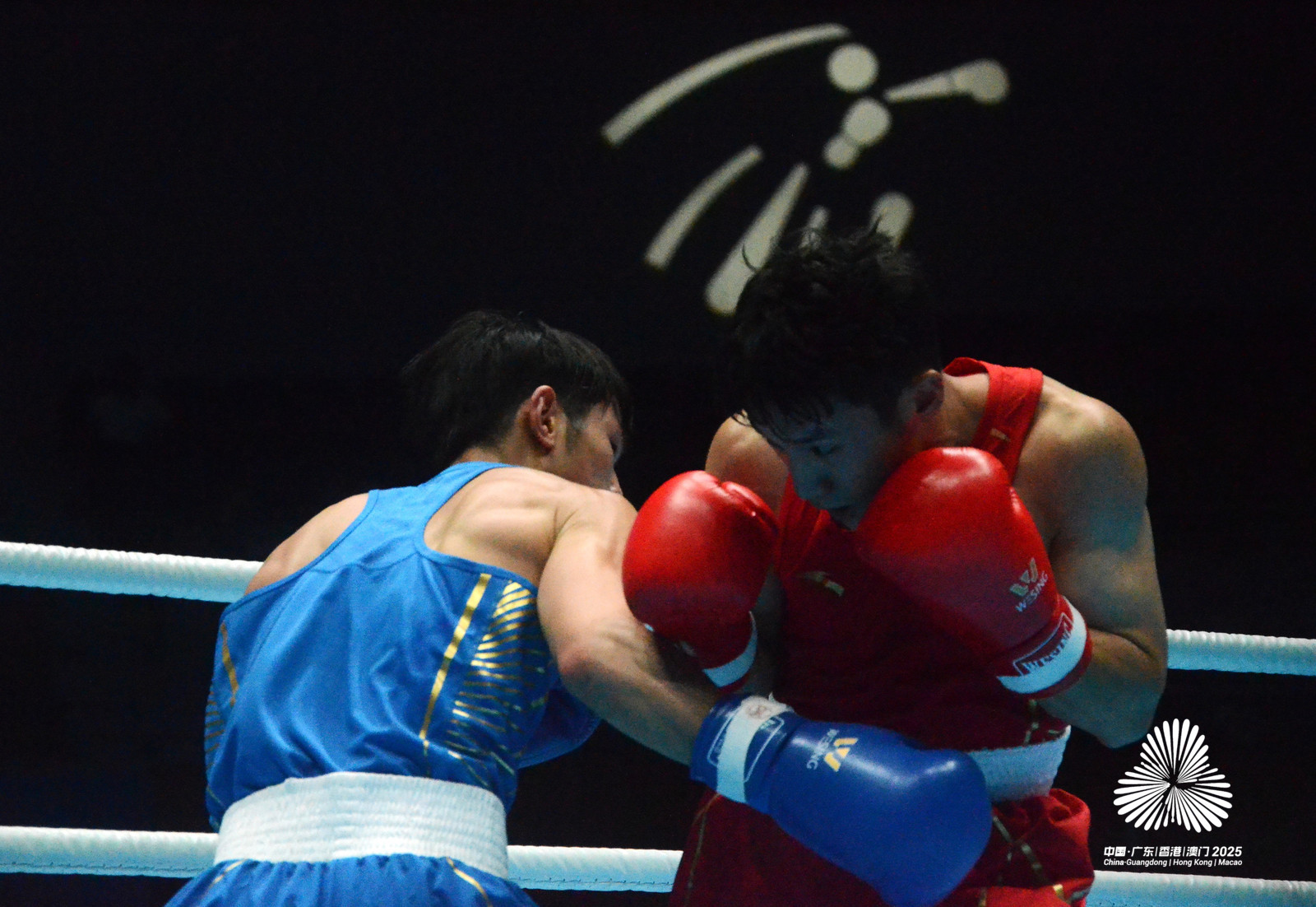 许紫春率先入围拳击决赛，广东健儿陈鑫林跻身四强