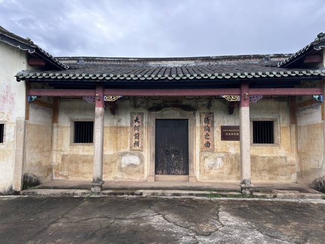 作为首次传达贯彻中央九月来信松源会议旧址，同怀别墅被打造为历史陈列室。