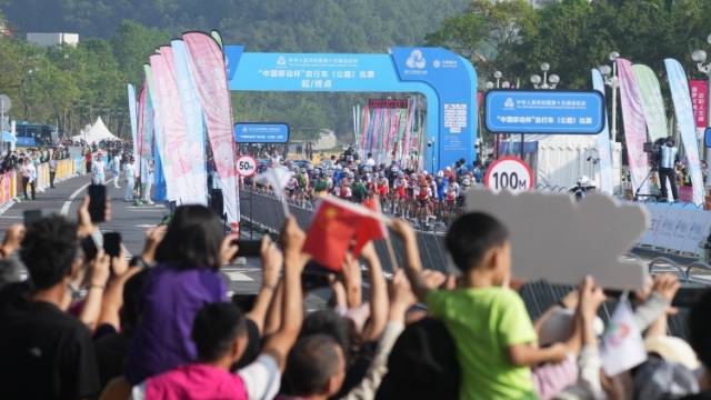 视频 | 十五运会公路自行车女子个人赛完赛，沿途“加油”声不断