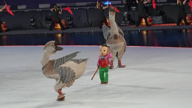 十五运会开幕式暖场表演，双咬鹅舞太有趣了，网友：狮头鹅也是出息了